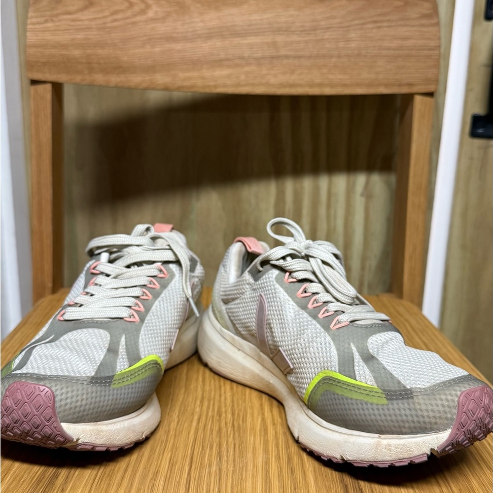 Stylish Women's Running Shoes - Cream and Pink